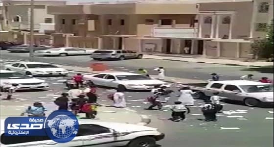 العيسى يوجه بالتحقيق في واقعة تمزيق الكتب بتبوك ويعفي مدير المدرسة «فيديو»