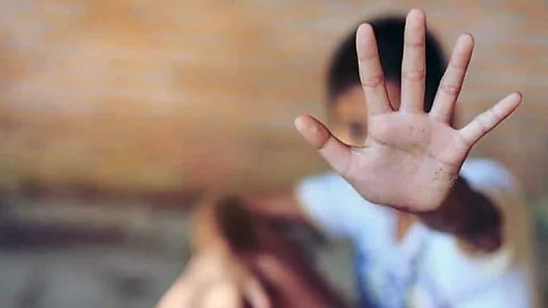 محامي يرغم طفلا على تناول المؤثرات العقلية ويعتدي عليه بالكويت