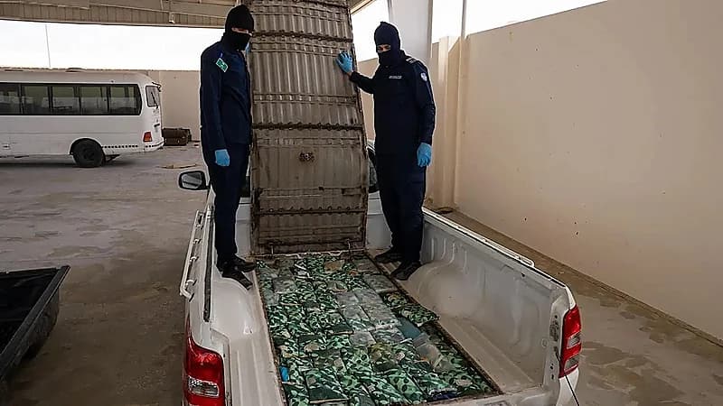 إحباط محاولة تهريب أكثر من 114 كيلو جراماً من الحشيش في منفذ الربع الخالي .. فيديو