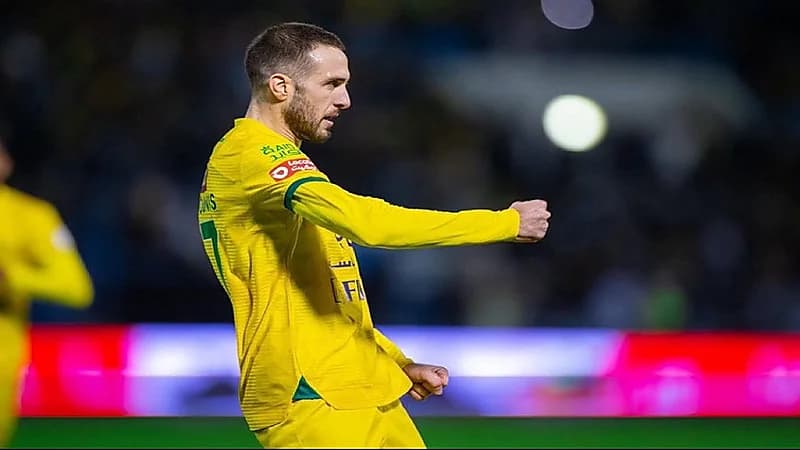 نيوم يُغري الخليج بـ 15 مليون يورو لضم النجم اليوناني كوستاس