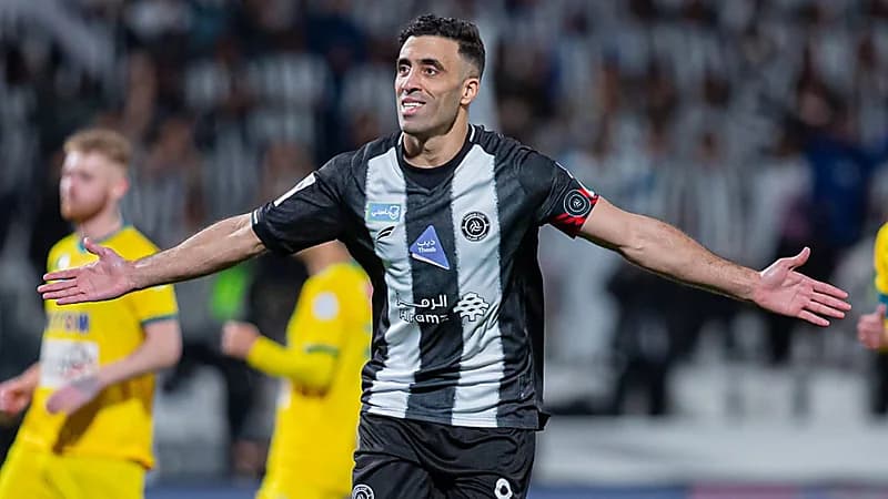 الشباب يعلن تفاصيل إصابة عبدالرزاق حمدالله