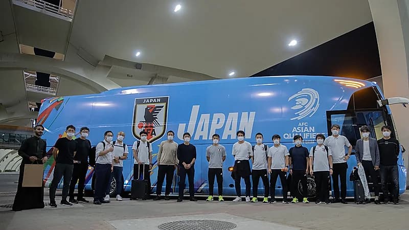 بالصور.. ‏بعثة المنتخب الياباني تصل إلى جدة لمواجهة الأخضر