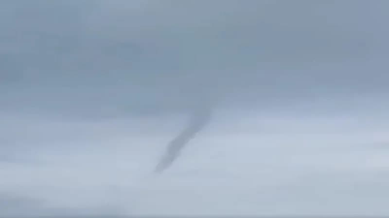 شاهد.. شاهقة مائية تتشكل أمام ساحل جدة