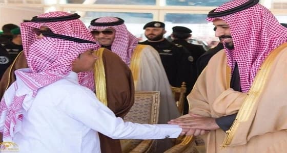 بالفيديو و الصور.. " خادم الحرمين " لـ أصغر معلق هجن: أنت تمثل السعودية داخليا وخارجيا