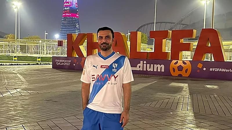 خالد جاسم بطقم الهلال من أمام استاد خليفة