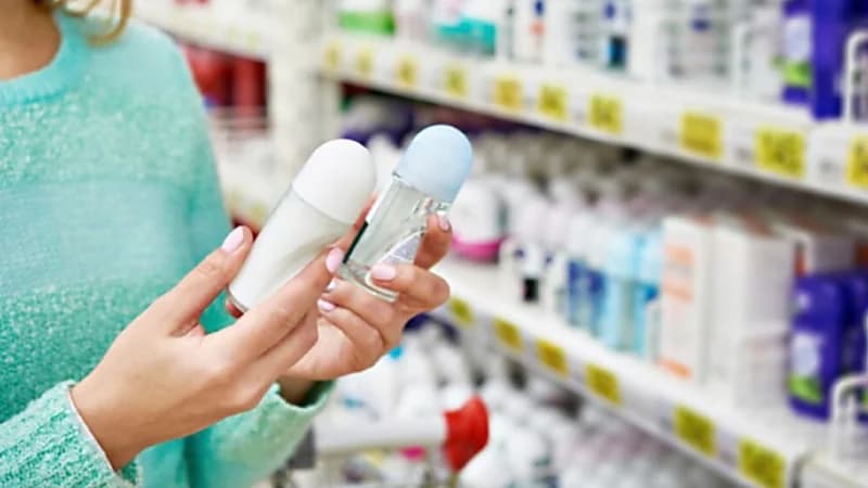 إمرأة أسترالية تحذر من مزيلات العرق بعد وفاة إبنتها