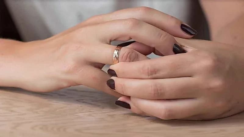 امرأة تتفاجأ بخيانة زوجها لها مع صديقة عمرها