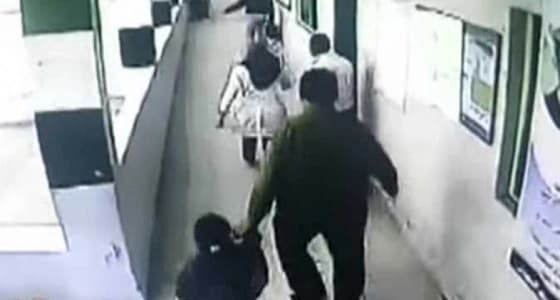 وكيل مدرسة يعتدي على معلمة أمام التلاميذ