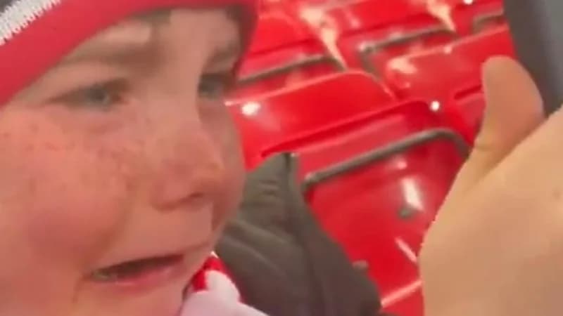 بالفيديو .. طفل يذرف الدموع فرحًا من أجل محمد صلاح