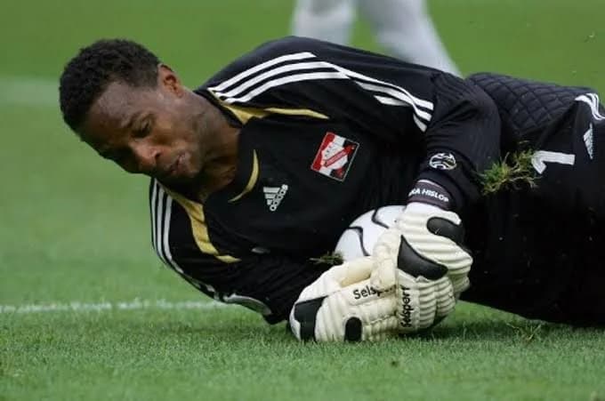 محلل رياضي يسقط مغشيًّا عليه على الهواء خلال لقاء ريال مدريد وميلان .. فيديو