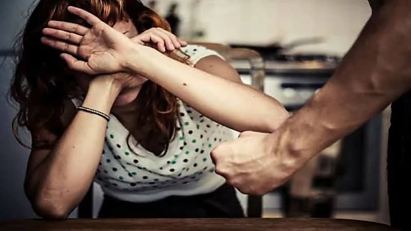 امرأة تتهم زوجها وأصدقائه بتصويرها في أوضاع مخلة وتهديدها