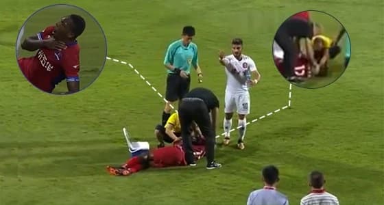 بالفيديو.. مدرب ينقذ لاعب من موت محقق في الملعب