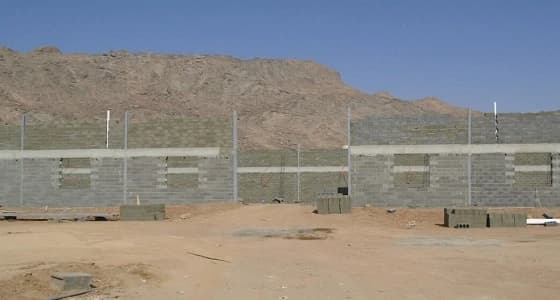 بالصور.. إيقاف العمل في أحد المباني المخالفة بنجران