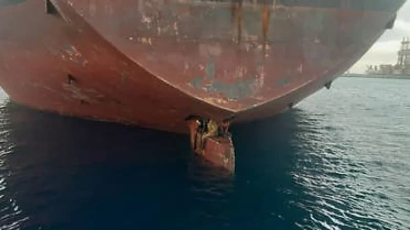 مشهد يفطر القلوب لمهاجرين تشبثوا بدفة سفينة 11 يوما ونجوا بأعجوبة