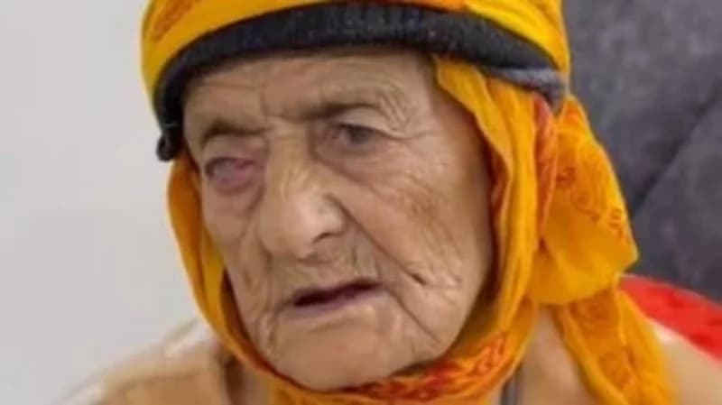 تعاطف مع معمرة تحتفظ بصورة ابنها المتوفي منذ 3 عقود في عسير