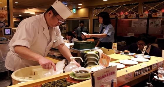 مطعم يتيح إمكانية تشغيل الزبائن مقابل تسديد ثمن الطعام