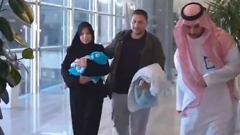 وصول التوأم الطفيلي المصري محمد عبدالرحمن جمعة إلى الرياض.. فيديو