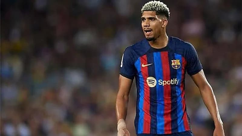 برشلونة يعلن إصابة لاعبه أراوخو دون تحديد مدة غيابه