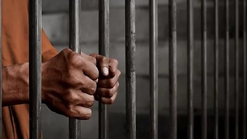 السجن لكهربائي أخصى 8 رجال وقتل أحدهم