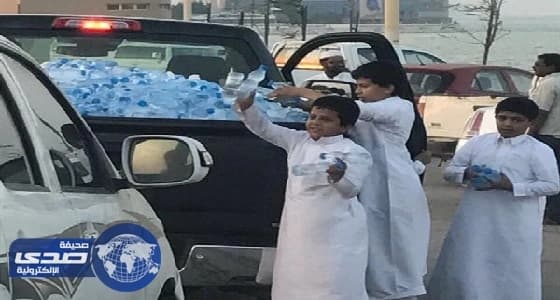 بالصور.. شاب يوزع قوارير المياه الباردة لتخفيف الحرارة على مرتادي كورنيش الخبر