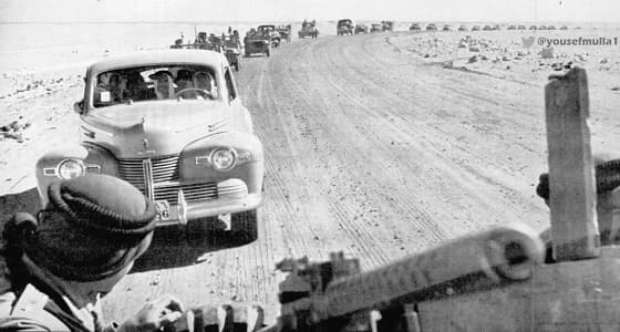 صورة نادرة لموكب الملك عبدالعزيز على طريقه مطار الظهران