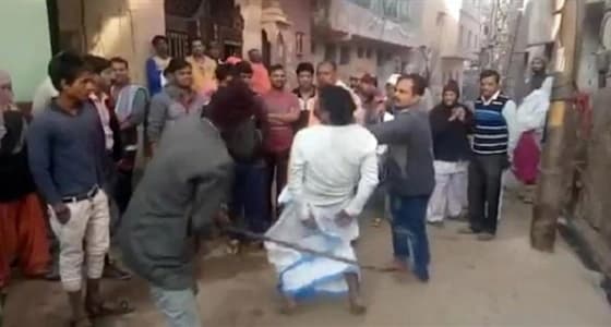 بالفيديو.. قرويون يلقون كاهنا درسا قاسيا لاستغلاله النساء جنسيا