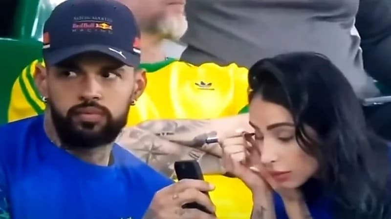 فتاة تجعل صديقها يمسك لها الجوال لكي تضع مكياج أثناء مباراة لكرة القدم.. فيديو