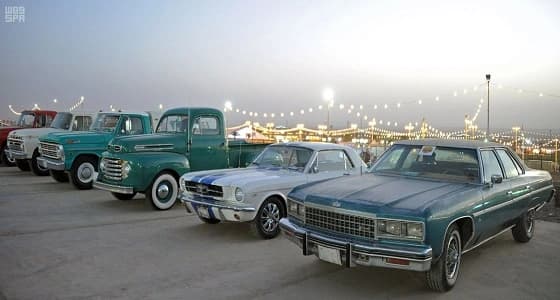 بالصور.. مواطنون يستعرضون سياراتهم الكلاسيكية في مهرجان ربيع بريدة 38