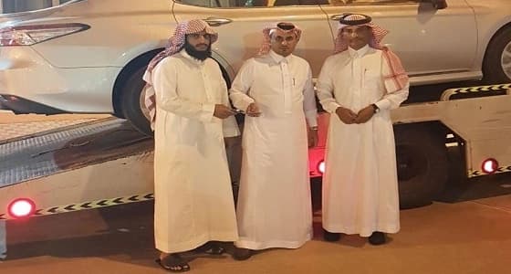 نائب أمير عسير يسلم هدية لأبناء المعلمة ضحية حادث محايل