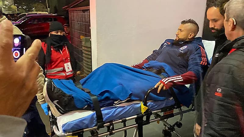 إصابة فيدال بقطع كامل في غضروف الركبة .. فيديو