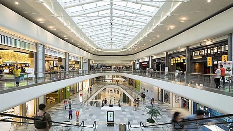 قصص انتحار وتحرش واعتداء داخل المولات