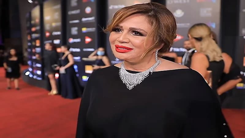 إلهام شاهين تنفعل على فتاة وقفت خلفها أثناء التصوير