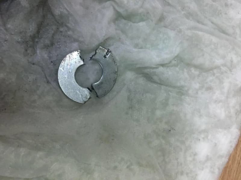 بالصور.. مدني العلا يحرّر إصبع طفلة من قطعة معدنية