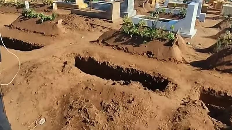 بالفيديو .. سماع أصوات صادرة من مقبرة شاب دفن حديثا