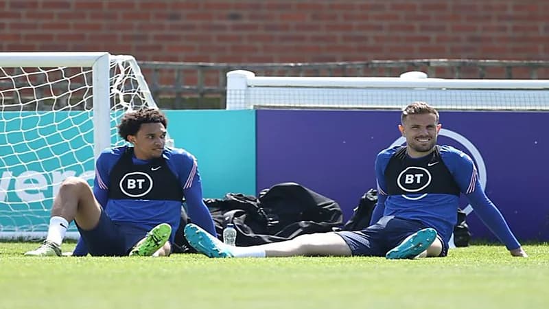 لاعب ليفربول لزميله: حتى زوجتي لا تنظر إليّ هكذا (صورة)