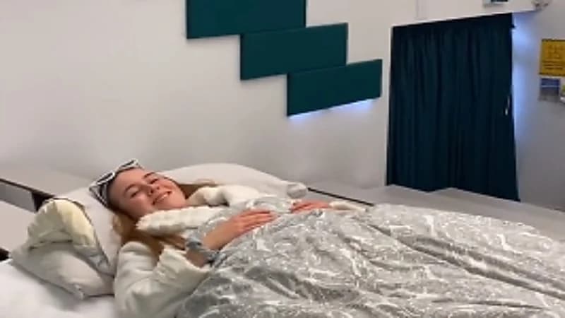 فتاة تصطحب مرتبة السرير داخل قاعة المحاضرة لإكمال نومها