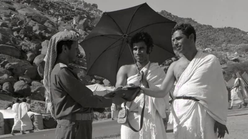 صورة نادرة لأحد ضباط الحرس الوطني يقدم المساعدة لحجاج عام 1397هـ