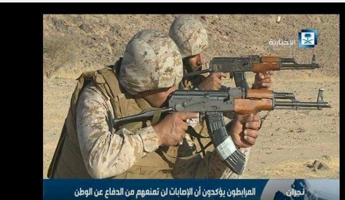 بالفيديو.. جندي سعودي يصاب بإصابات خطيرة ويعود لمساندة زملائه المرابطين
