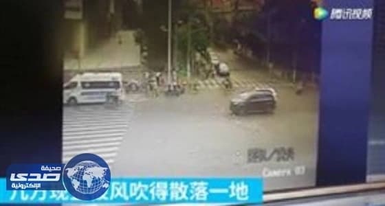 بالفيديو.. صيني منحوس يخسر آلاف الجنيهات على الطريق