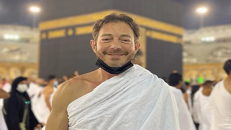 أحمد زاهر بملابس الإحرام وهو يؤدي مناسك العمرة (صورة)