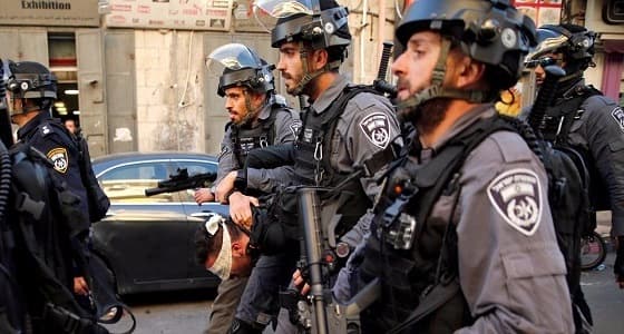 بالفيديو.. قائد فرقة بإسرائيل يسرق فاكهة فلسطيني