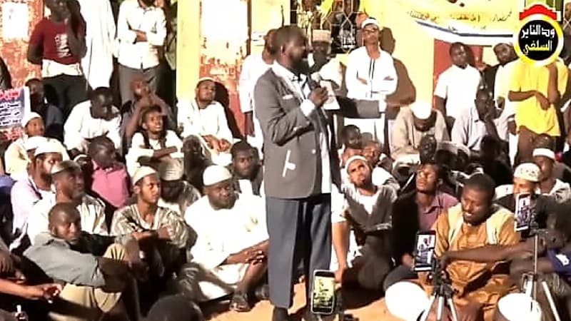 بالفيديو .. سوداني يشيد بتطور المملكة وسط احتفاء ودهشة الحضور