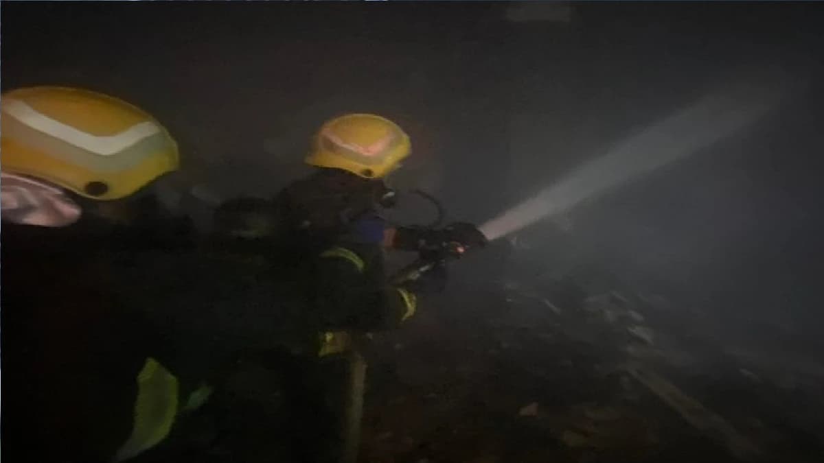 مدني الرياض يخمد حريقًا في محل تجاري بحي الروابي