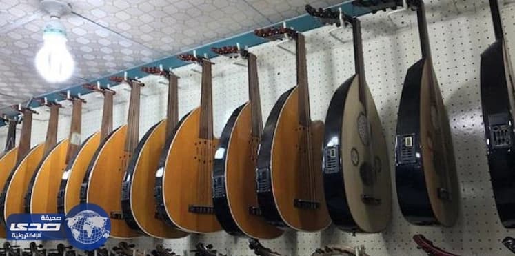 بالصور.. بالموسيقي يمني يقاوم الحرب بصنعاء