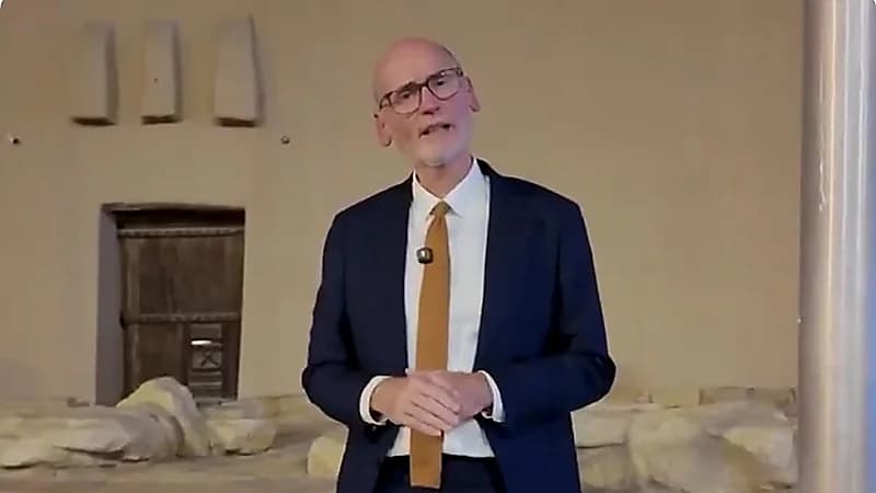 السفير البريطاني في ⁧‫الرياض‬⁩: فوق السحايب مكانك يـ ⁧‫السعودية‬⁩.. فيديو