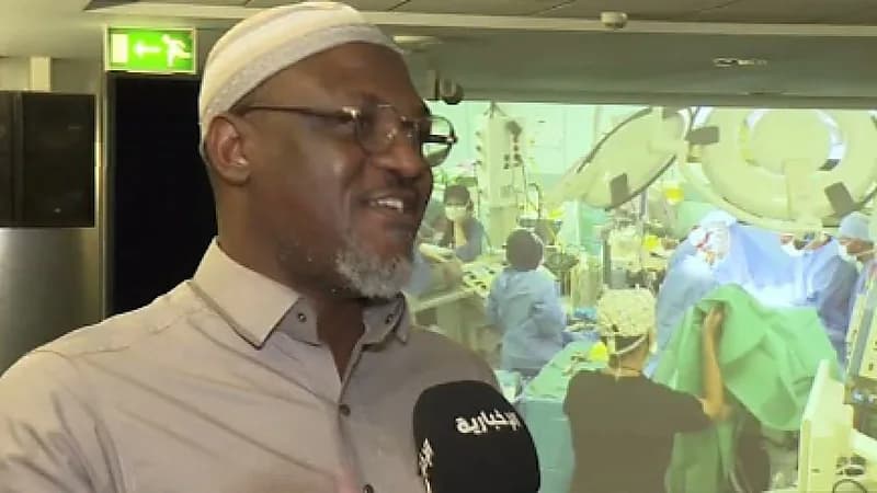 والدا التوأم السيامي النيجيري يتابعان مراحل عملية الفصل داخل قاعة مرئية خصصت لهما.. فيديو