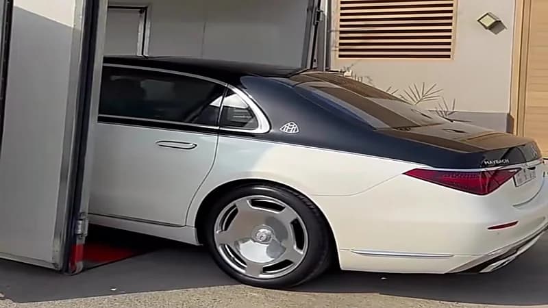 رجل يهدي زوجته سيارة مرسيدس مايباخ مع عقد وحقيبة بمليون ونصف ريال.. صور