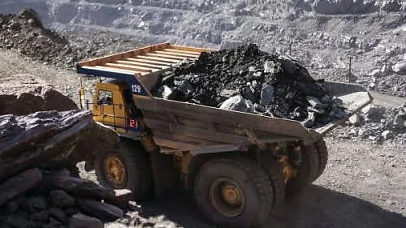 الإطاحة بـ 12 مقيما لاستغلالهم الرواسب بالرياض