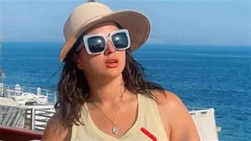 منى فاروق تتألق بإطلالة صيفية على البحر