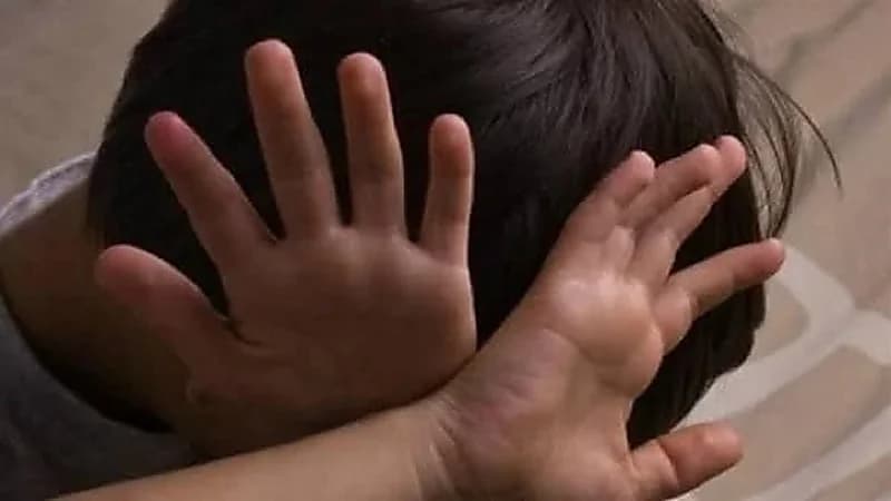 أم تشنق طفلها بسبب الشبه بينه وبين والده